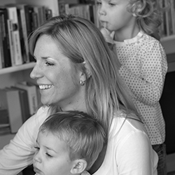 Janneke Bakker is moeder van Luc (2) en Nina (4). In haar columns bespreekt ze voorvallen uit het leven met haar kinderen. - jb-3_2